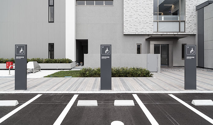 身障者駐車場表示｜千船病院サイン計画｜グラフィック｜花崎匠スタジオ / Sign of Disabled Parking | Chibune General Hospital Sign Design | Graphic Design | Takumi Hanazaki Studio