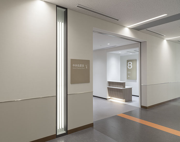 外来受付8および外来待合室8｜千船病院サイン計画｜グラフィック｜花崎匠スタジオ / Eighth Reception and Eighth Waiting Room of Outpatient Clinic | Chibune General Hospital Sign Design |